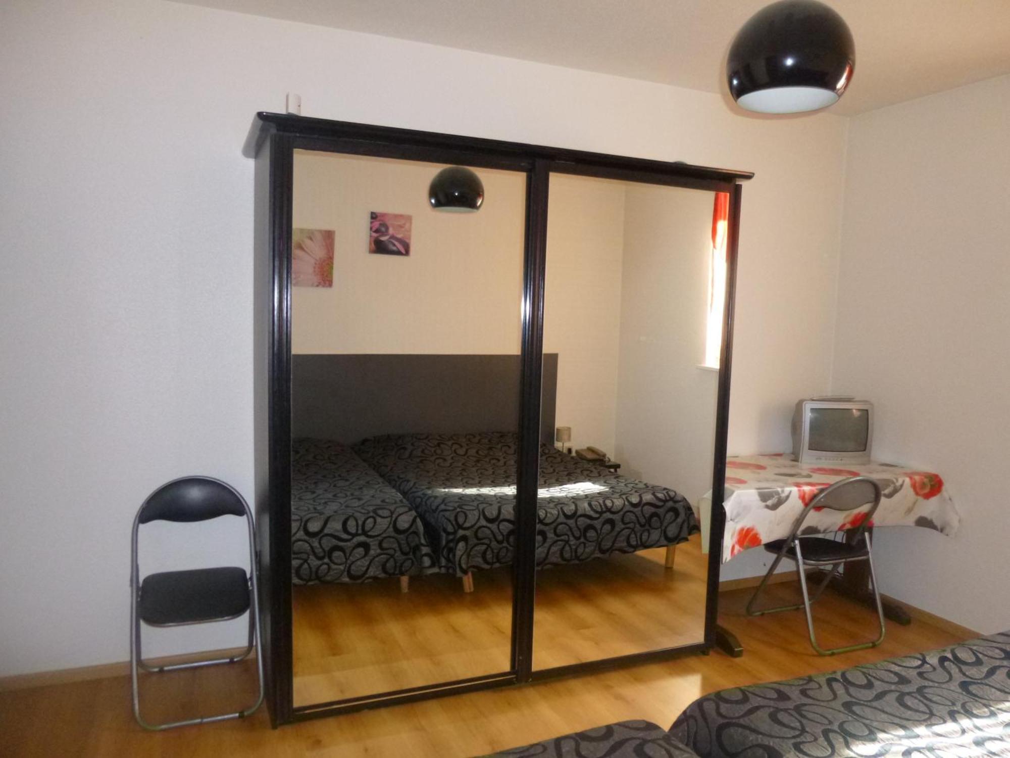 Studio/Hôtel Porte De France Saint-Louis  Buitenkant foto